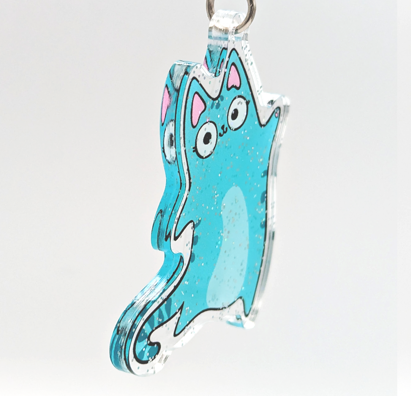 Sideview of blue tabby cat glitter keychain 